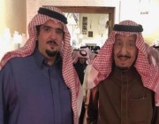 بالصورة.. الأمير عبد العزيز بن فهد مع عمّه خادم الحرمين في قصر العوجا