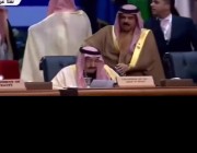 لقطة جميلة من ملك البحرين مع الملك سلمان في  ⁧‫#القمة_العربية_الأوروبية