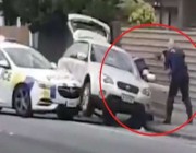 شاهد.. شرطي شجاع يقبض على منفذ مجزرة المسجدين في نيوزيلندا!