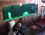 كاميرا مقهى تسجل انهيار حوض سمك ضخم على الزبائن