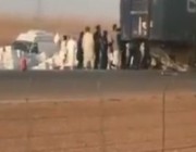 اندلاع النيران بشاحنة على طريق الرياض السريع.. وهكذا تفاعل المارة (فيديو)