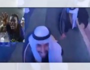 شاهد.. طالبان بجامعة الملك سعود يحتفلان بتخرجهما على طريقة “غوميز”.. واللاعب يعلق