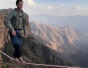 بالفيديو.. مشاهد تحبس الأنفاس لمغامر يسير على حبل بين جبال الحبلة بأبها