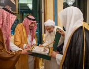 الملك سلمان يتسلم وثيقة مكة : سنكون دوماً على أمل في تماسك الأمة الإسلامية واجتماع كلمة علمائها