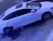 فيديو.. لصوص يسرقون إطار مركبة متوقفة بشارع في جدة ويلوذون بالفرار