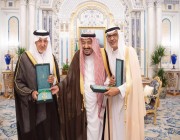 خادم الحرمين يمنح الأميران خالد الفيصل وبدر بن عبدالمحسن وشاح الملك عبدالعزيز
