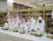 صور.. أمير مكة ونائبه يشاركان رجال الأمن طعام الإفطار في الحرم المكي