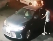 فيديو.. لص يسرق سيارة تركها صاحبها في وضع التشغيل أمام محل بجدة