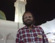 مقيم باكستاني يعمل خطاطاً في المسجد النبوي منذ 30 عاماً.. يكتب بالذهب في الروضة (فيديو)