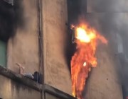 فيديو.. إنقاذ شاب حاصرته النيران خارج شقته بعد احتراقها
