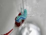 حقائق “مخيفة” عن فرشاة الأسنان.. كيف تحمي نفسك؟