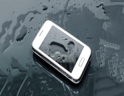 9 إجراءات لإنقاذ «الهاتف» في حالة السقوط بالماء
