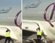شاهد: إصلاح طائرة قطرية بـ”شريط لاصق” يثير سخرية المغردين