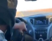 بالفيديو شاب متهور يفحط بالسيارة و معهم طفل !!! و مطالبات بالقبض عليه