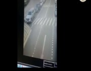 بالفيديو.. «باص بلا سائق» يصدم صف سيارات في منفذ النويصيب بالكويت