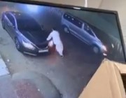 فيديو.. لص يسرق سيارة في وضع التشغيل بالرياض.. ومالكها ينجو من الدهس بعد محاولة منعه