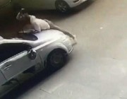بالفيديو.. ردة فعل رجل عندما رأى زوجته في سيارة رجل آخر