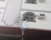 بالفيديو: موقف بطولي لشابين يتسلقان جدران منزل وينقذان 3 أطفال من حريق بمكة المكرمة