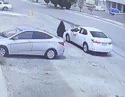 وثق الحادثة فيديو.. القبض على اللص الذي سرق شنطة امرأة وأسقطها أرضاً بطريقة مروعة في الرياض