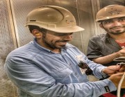 شركة الكهرباء تنشر صورة لموظفَين يعملان في محطة توليد تصل حرارتها لـ70 درجة مئوية