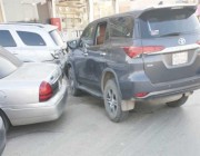 بالصور.. سيدة تصطدم بعدد من السيارات في أحد أحياء الرياض