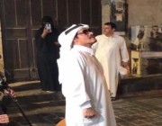 صور.. فنان يتقمص شخصية “طلال مداح” ويتجول في شوارع جدة التاريخية