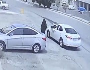 بالفيديو .. لحظة سرقة حقيبة امرأة في حي الشفا بالرياض وسحلها على الأرض
