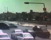 فيديو لتصادم 4 مركبات بسبب تجاوز الإشارة الحمراء.. و”المرور” يُحذّر