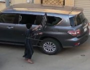 ضبط شابين بحالة غير طبيعية اعتديا على مركبة مواطن بالقصيم (فيديو)