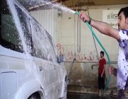 فيديو.. 3 أشقاء سعوديين بطريف يفتتحون مغسلة سيارات ويعملون فيها بأنفسهم