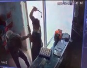 شرطة الرياض توضح ملابسات فيديو تعدي شابين بالأسلحة البيضاء على عامل تموينات في الخرج