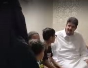 فيديو.. الأمير عبد العزيز بن فهد يزور إحدى الأسر ويسأل عن أحوالها