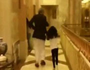 الوليد بن طلال ينشر فيديو طريفاً وهو يجري هربا من حفيدته خشية العدوى منها بالزكام
