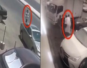 بالفيديو: لحظة إطاحة المواطنين بـ “لص” السيارات في حي الوزيرية.. شاهد: كيف شلوا حركته !