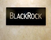 الصخرة السوداء تفتح أول مكاتبها في السعودية.. ترفع تقاريرها مباشرة إلى ولي العهد وهذه مهامها