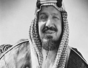 شاهد .. صور نادرة للملك عبدالعزيز خلال زيارة لأرامكو عام 1366 هـ