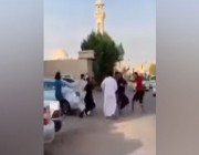 بالفيديو.. مضاربة بالعصي والسكاكين بين وافدين في «نسيم الرياض»