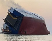 صور.. وكيل سيارات سعودي يفقد عدداً من المركبات في البحر بعد انقلاب سفينة بميناء أمريكي