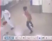 فيديو.. شخصان يعتديان على حارسي أمن بعد منعهما من دخول العناية المركزة في مستشفى بجازان