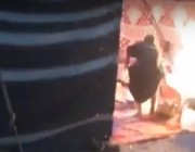 فيديو.. شاب يغامر بحياته لإخراج أسطوانة غاز مشتعلة من داخل خيمة