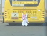 فيديو.. طالب ينجو من الموت بعد سقوطه من على صدام حافلة بتبوك