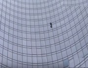 شاهد.. الرجل العنكبوت يتسلق مبنى ارتفاعه 153 مترًا خلال 20 دقيقة
