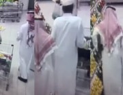 بالفيديو.. القبض على 3 لصوص غافلوا مسن بالرياض