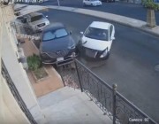 فيديو.. مواطن يكشف تفاصيل اصطدام متهوّر بسيارته المتوقفة في جدة