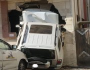 فيديو وصور.. سيارة مسرعة تصطدم بأخرى وتخترق جدار منزل في جدة