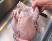 دراسة تحذر: غسل الدجاج قبل الطهي قد يؤدي إلى الإصابة بالتسمم