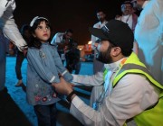 شاهد … تركي آل الشيخ يلتقي بالطفلة التي أصيبت بسبب الألعاب النارية ويقدم لها ولأسرتها هدية في موسم الرياض !