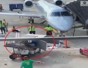 شاهد .. فيديو صادم لموظفي مطار أمريكي يفقدون السيطرة على شاحنة التموين