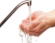 دراسة: غسل اليدين بماء الصنبور دون صابون أكثر فاعلية من المطهرات