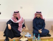 فيديو.. الأمير فيصل بن نواف ممازحاً وزير الإسكان: “إذا جيت الجوف ما تطلع إلا بعشاء أو غداء”